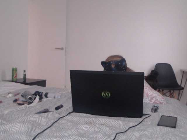 Емитувани слики од екранот GodessKristina-and-TS