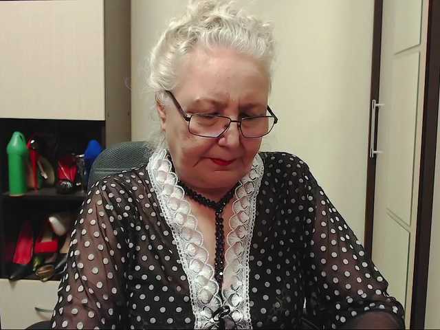 Емитувани слики од екранот GrannyWants