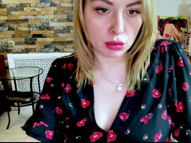 Емитувани слики од екранот HollyDoll