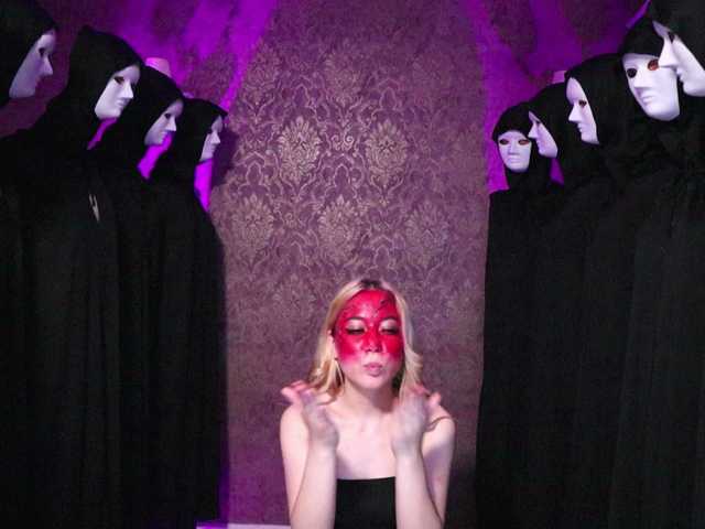 Емитувани слики од екранот HollyEmily