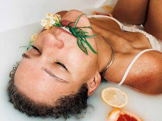 Еротски видео разговор HolyMummy