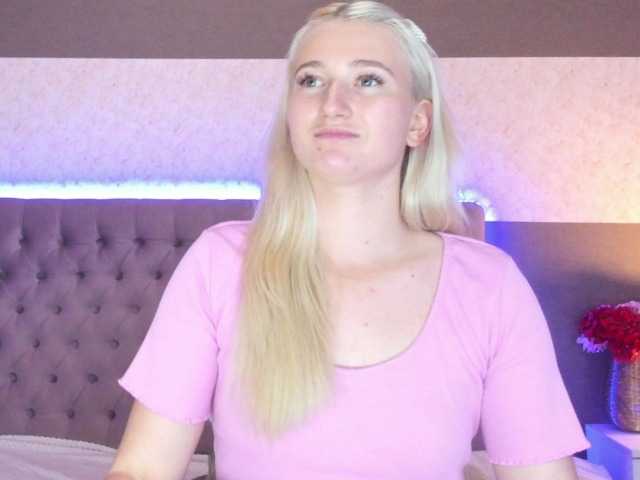 Емитувани слики од екранот HollyTaillor