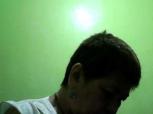 Емитувани слики од екранот HornyGranny