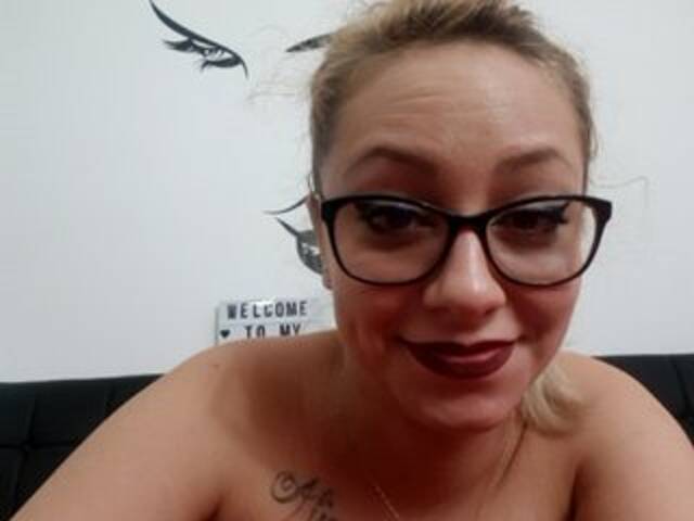 Емитувани слики од екранот HotAnnie1997