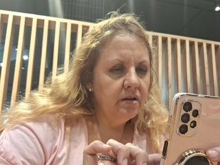 Еротски видео разговор HOTBABYSUCKS1