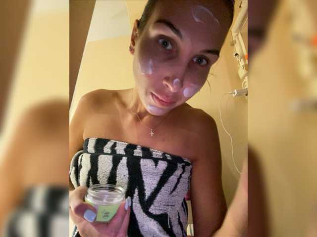 Емитувани слики од екранот HOT_honey