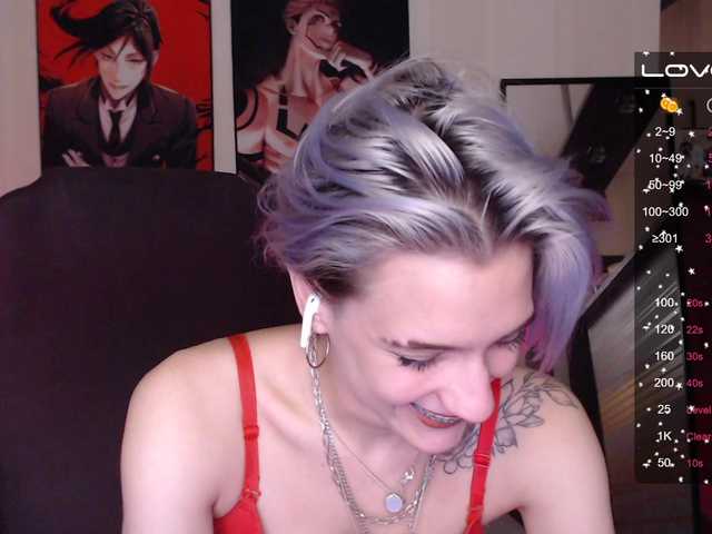 Емитувани слики од екранот HottiDevil