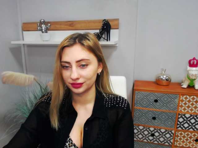 Емитувани слики од екранот hottieLAURA