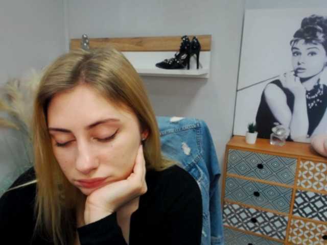 Емитувани слики од екранот hottieLAURA
