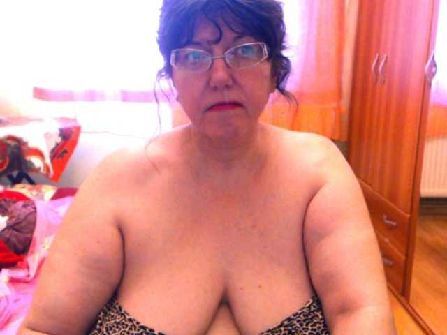 Емитувани слики од екранот HugeTitsXXX