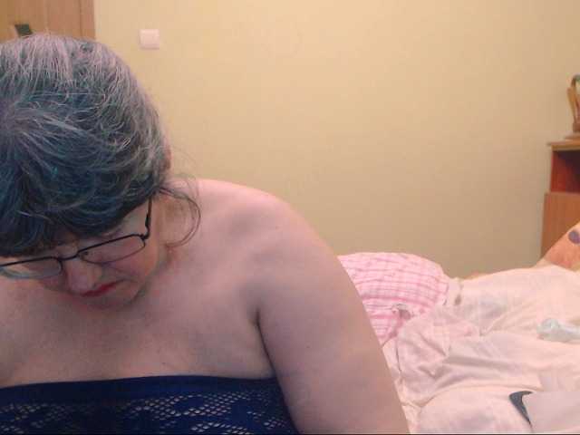 Емитувани слики од екранот HugeTitsXXX