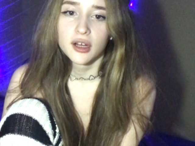 Емитувани слики од екранот Ivanka-Chan