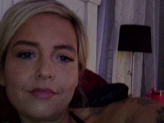 Емитувани слики од екранот JennaLynn