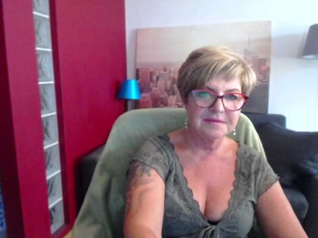 Емитувани слики од екранот julieamberx
