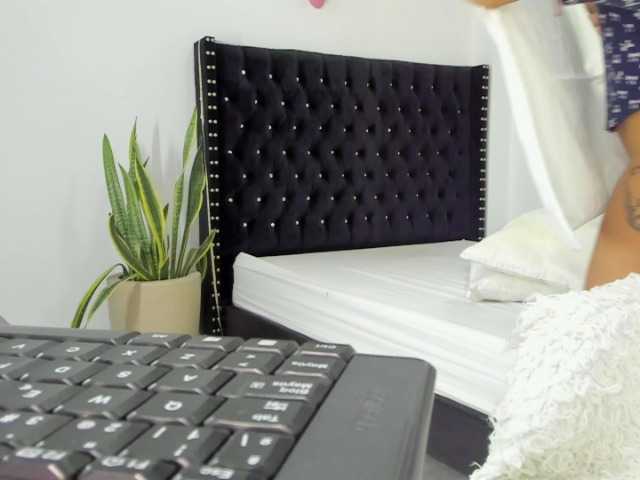 Емитувани слики од екранот July-moore