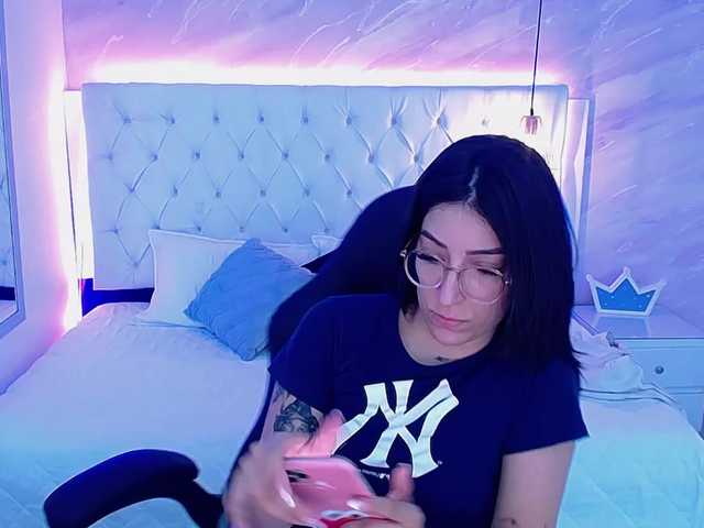 Емитувани слики од екранот Karinapuerta