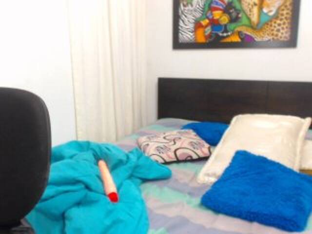 Емитувани слики од екранот KarlaHarrison