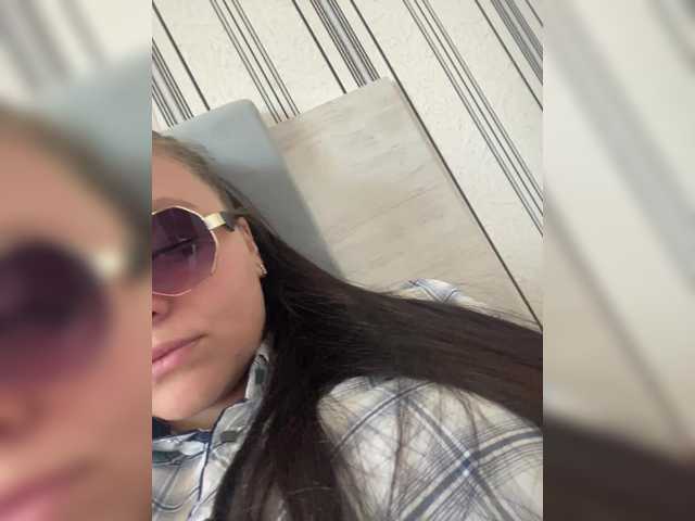 Емитувани слики од екранот KatyAlyce