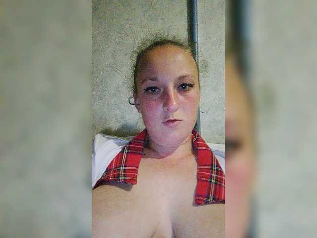 Емитувани слики од екранот KellyXOn