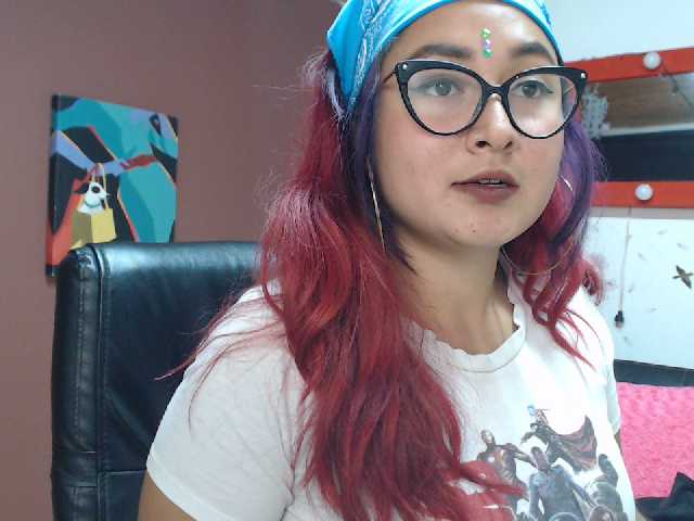 Емитувани слики од екранот KhloePinkd