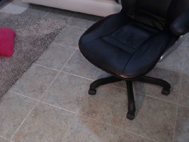 Емитувани слики од екранот KimMonroex