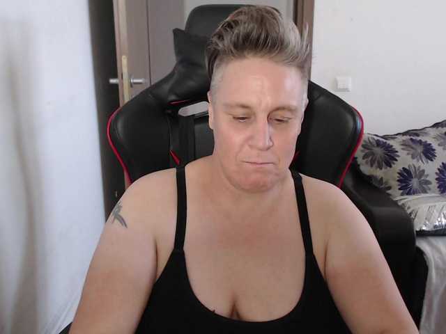Емитувани слики од екранот kinkstakinks76