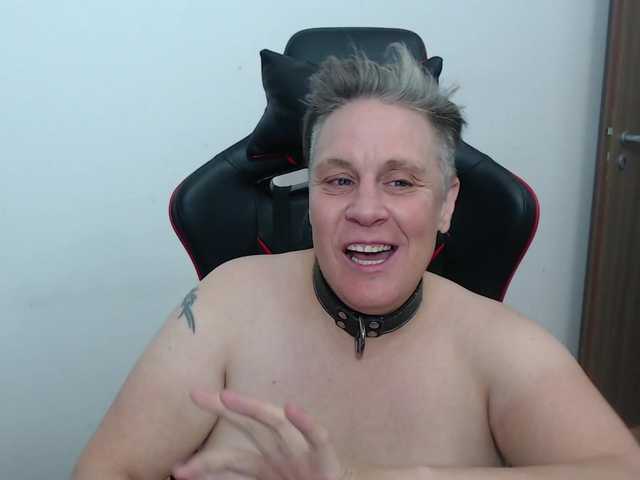 Емитувани слики од екранот kinkstakinks76