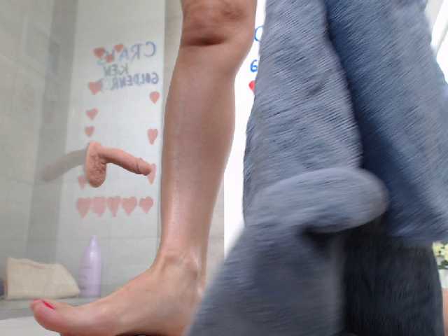 Емитувани слики од екранот KinkyMoni