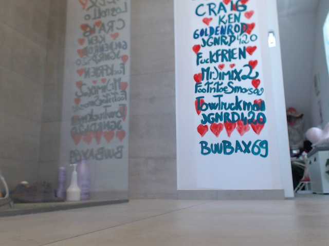 Емитувани слики од екранот KinkyMoni