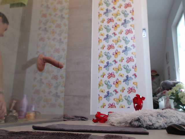 Емитувани слики од екранот KinkyMoni