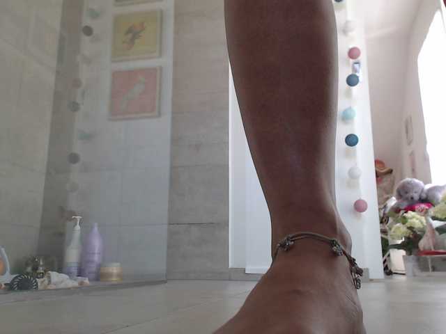 Емитувани слики од екранот KinkyMoni