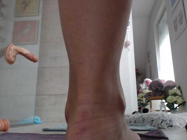 Емитувани слики од екранот KinkyMoni