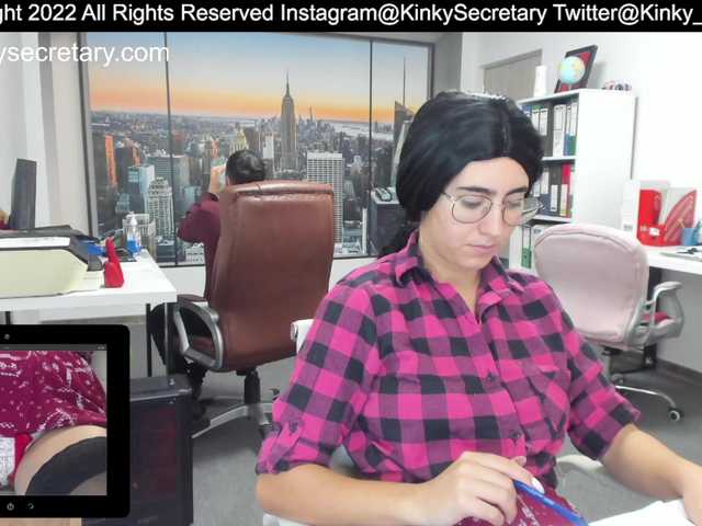 Емитувани слики од екранот KinkyOffice