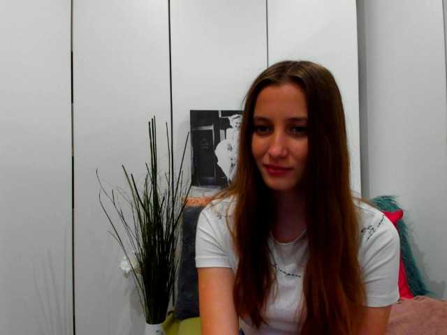 Емитувани слики од екранот KiraMonroe69