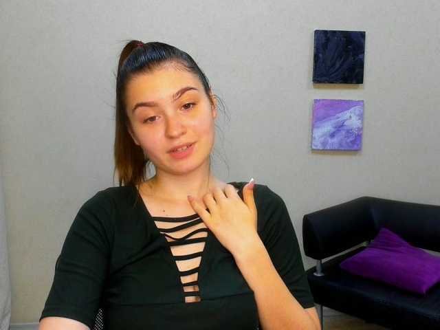 Емитувани слики од екранот KitanaMoon