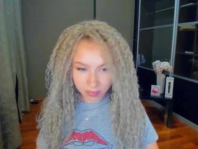 Емитувани слики од екранот KittyJoyy