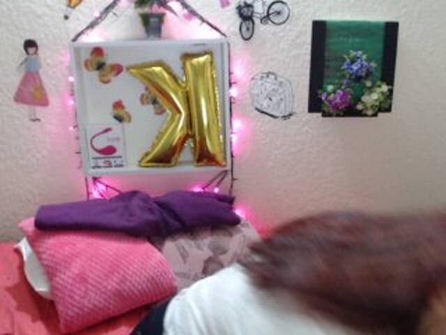 Емитувани слики од екранот KylieDaniiels