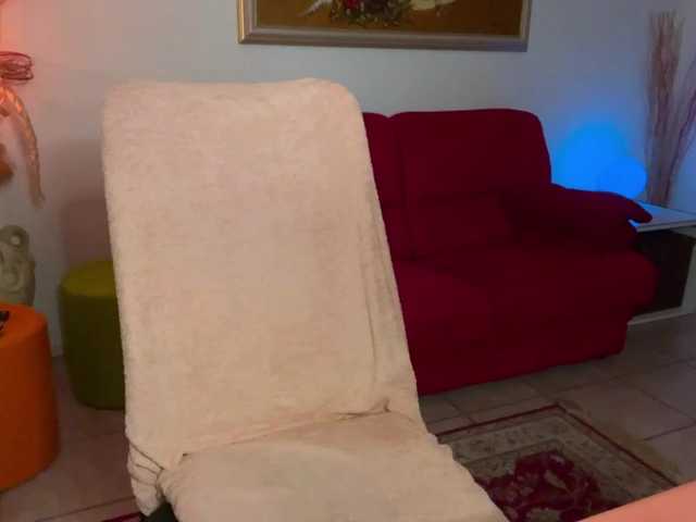 Емитувани слики од екранот KylieKam