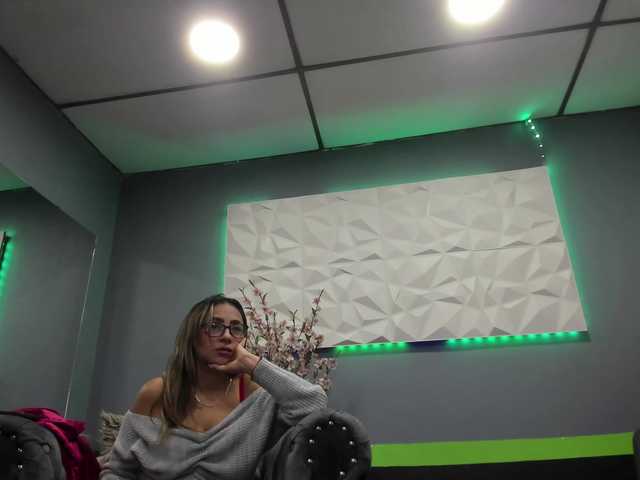Емитувани слики од екранот LaurenBlonde
