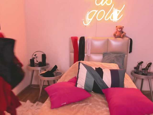 Емитувани слики од екранот LiaMona