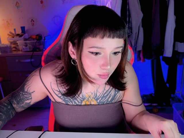 Емитувани слики од екранот littlewetgirl