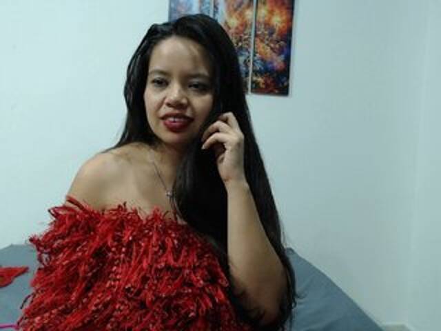 Емитувани слики од екранот Lorehot24