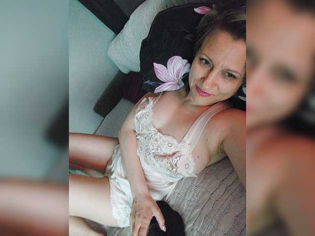 Емитувани слики од екранот LoveSuperGerl