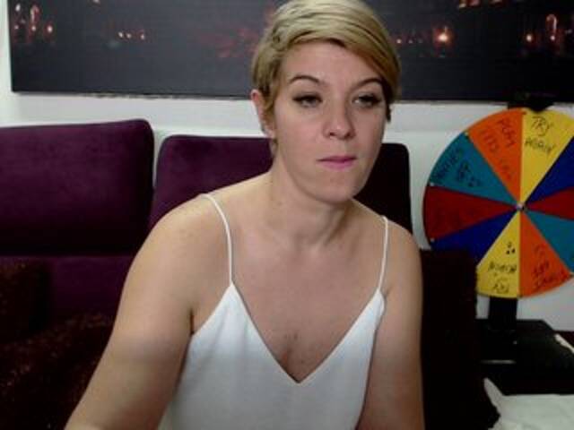 Емитувани слики од екранот LuanaSummeryX