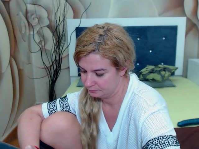 Емитувани слики од екранот LuanaSummeryX