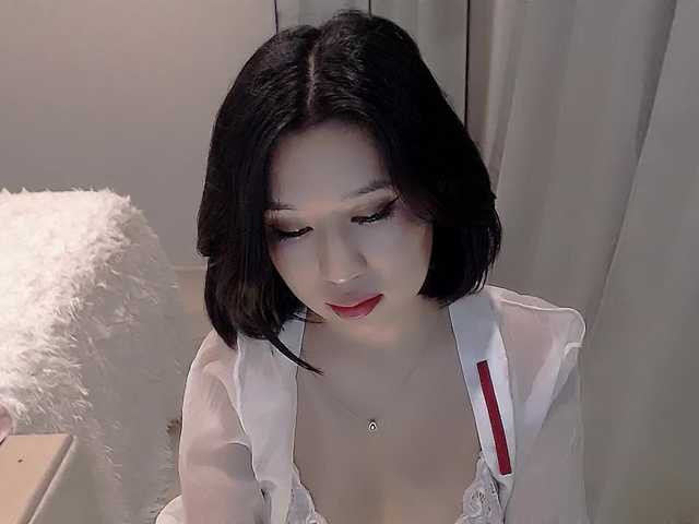 Емитувани слики од екранот LucyLiu