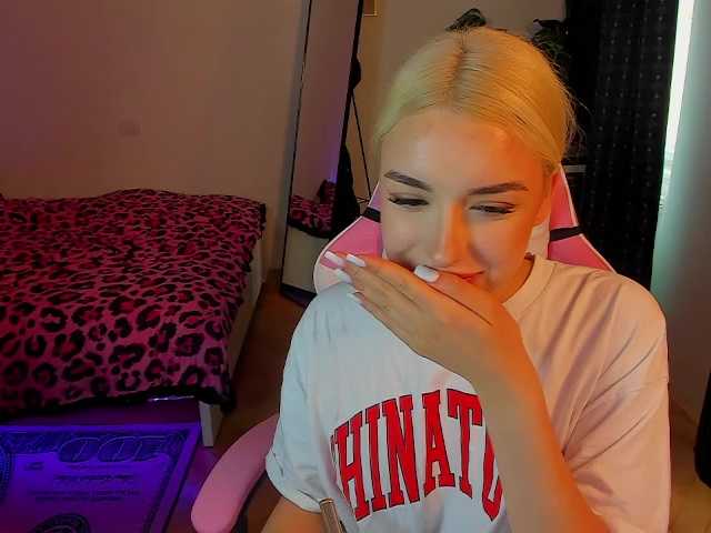 Емитувани слики од екранот LucyPaige