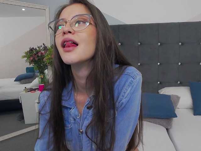 Емитувани слики од екранот MadieMoore