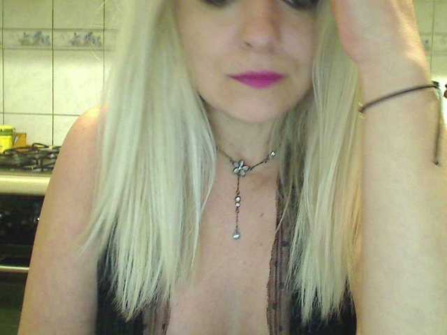 Емитувани слики од екранот HentaiXoX