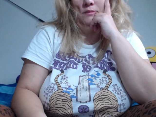 Емитувани слики од екранот maturboobsbig